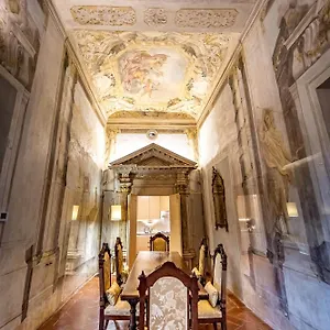 Yid Luxury Near Ponte Vecchio Florence