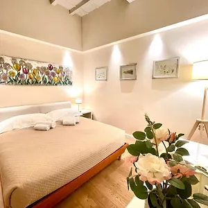Cozy Santa Maria Novella Uffizi Duomo 2beds-2baths Florence